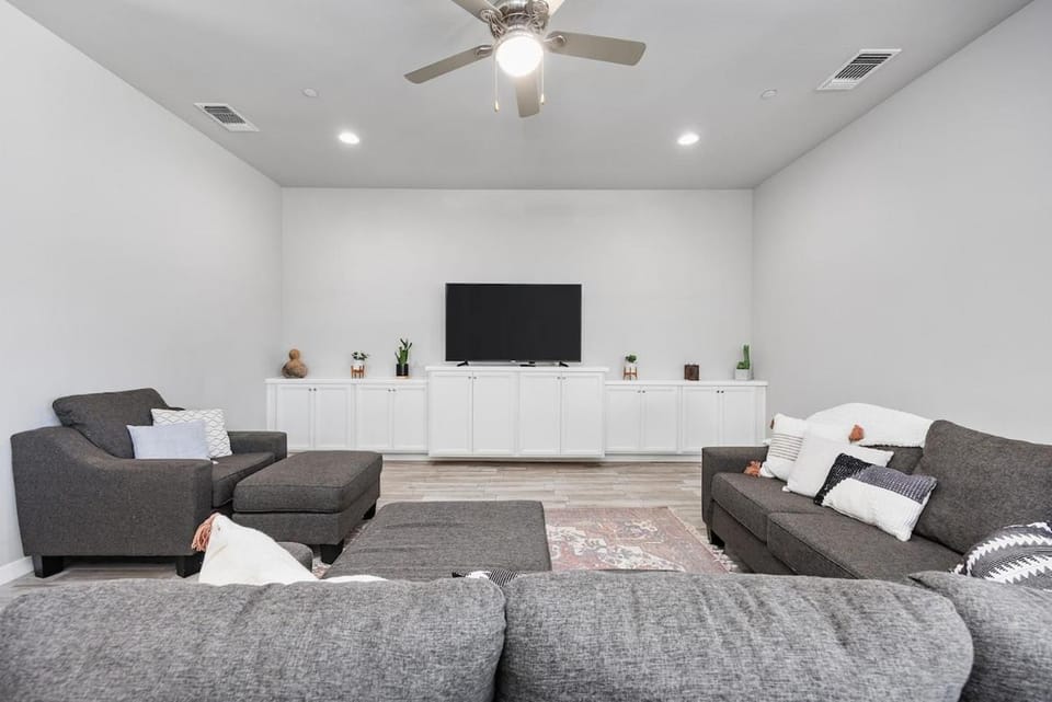 Spacious Home with Private Pool House in Bakersfield