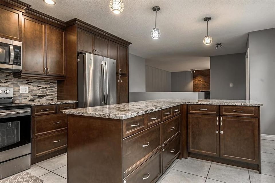 Private Room Just 3 min walk to University and Hospital Vacation rental in Calgary