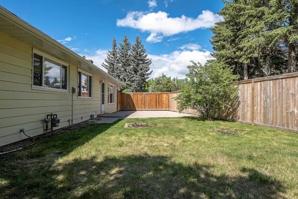 Private Room Just 3 min walk to University and Hospital Vacation rental in Calgary