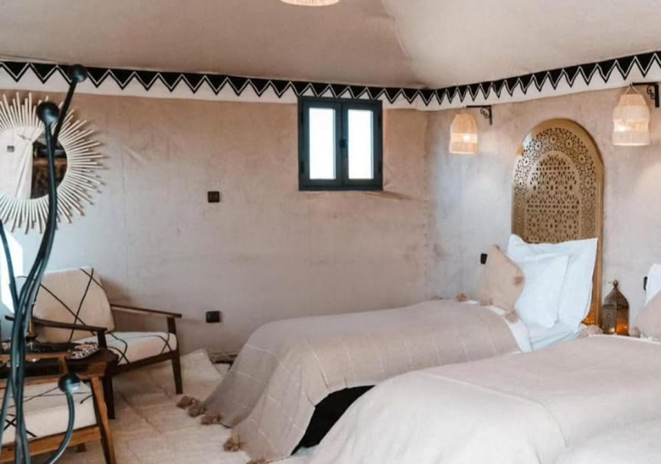 Bed, Living room, Photo of the whole room, Seating area, Bedroom