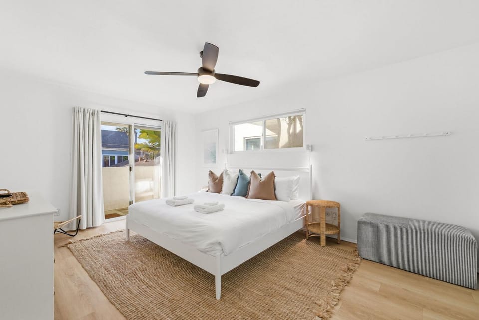 Remodeled 4BR Bayfront Home | Sleeps 12 | Stunning Views + BBQ Patio House in Mission Beach
