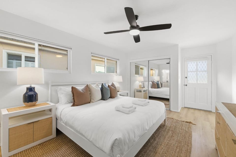 Remodeled 4BR Bayfront Home | Sleeps 12 | Stunning Views + BBQ Patio House in Mission Beach