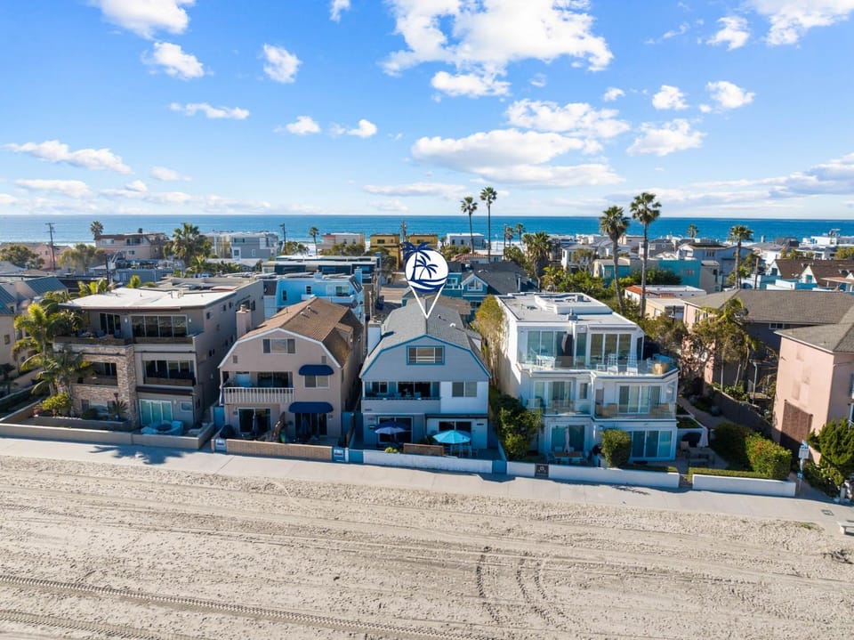 Remodeled 4BR Bayfront Home | Sleeps 12 | Stunning Views + BBQ Patio House in Mission Beach