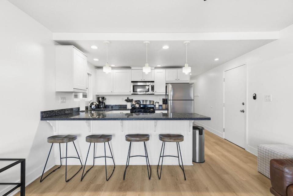Bayfront Getaway | 2BR Retreat w/ Patio & BBQ, Steps to Sand House in Mission Beach