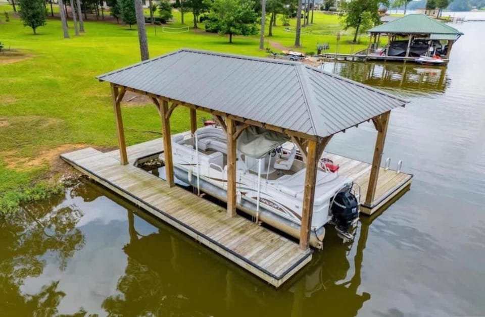 The Blue Heron Lakehouse! Superb 6-BR home Logan Martin Lake in charming Lincoln House in Pell City