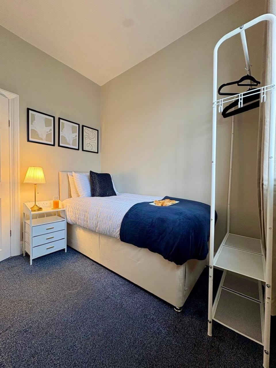 Stylish Southend 4 Bed Sleeps 7 FastWifi Secure Driveway Parking by The Opulent Property Project UK Villa in Southend-on-Sea