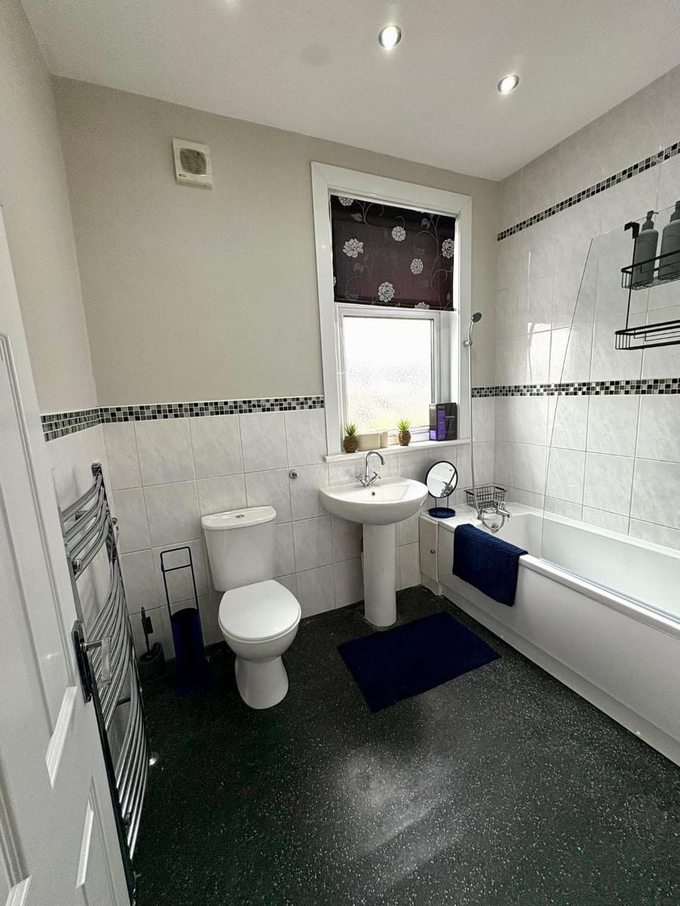 Stylish Southend 4 Bed Sleeps 7 FastWifi Secure Driveway Parking by The Opulent Property Project UK Villa in Southend-on-Sea