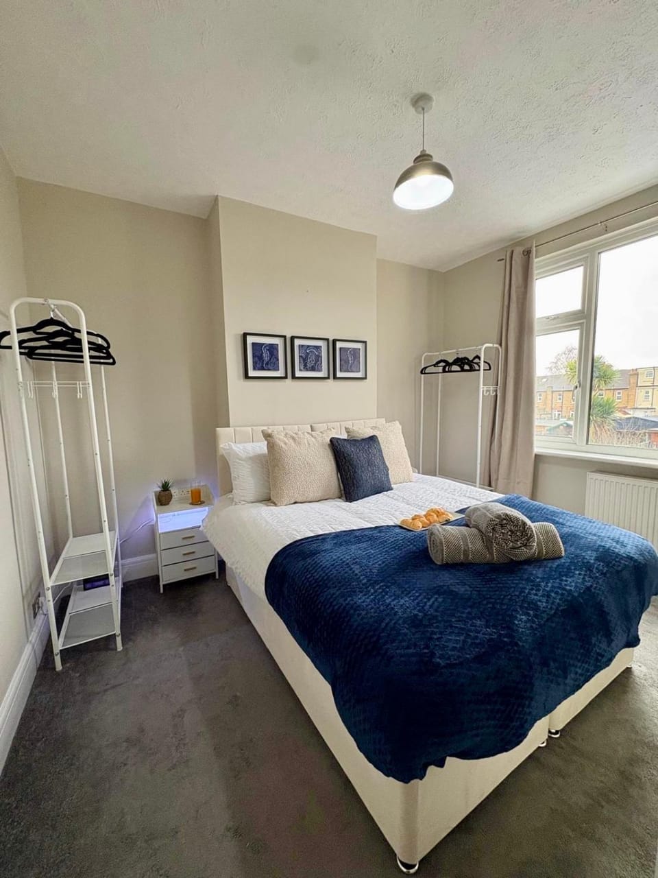 Stylish Southend 4 Bed Sleeps 7 FastWifi Secure Driveway Parking by The Opulent Property Project UK Villa in Southend-on-Sea