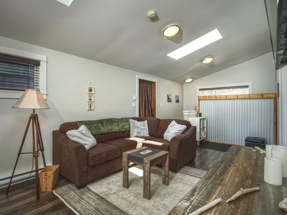 Oceanfront view 2 entertainment areas -Pet Friendly House in Cowichan Valley