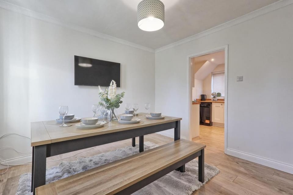 Stylish Colchester 3BR nr Station Sleeps 6 FastWIFI Free Parking on Drive by The Opulent Property Project UK Villa in Colchester