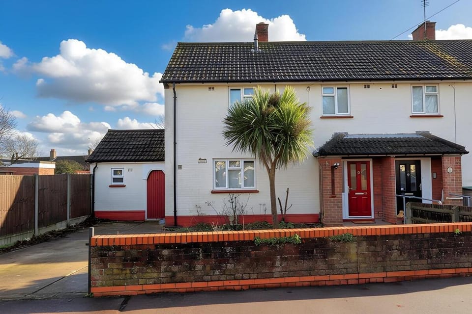 Stylish Colchester 3BR nr Station Sleeps 6 FastWIFI Free Parking on Drive by The Opulent Property Project UK Villa in Colchester