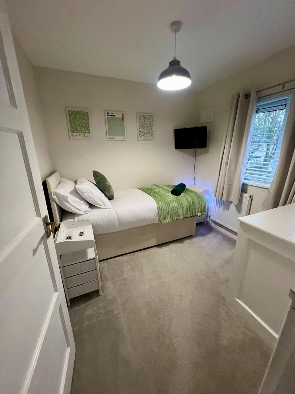 Bed, TV and multimedia, Photo of the whole room, Bedroom