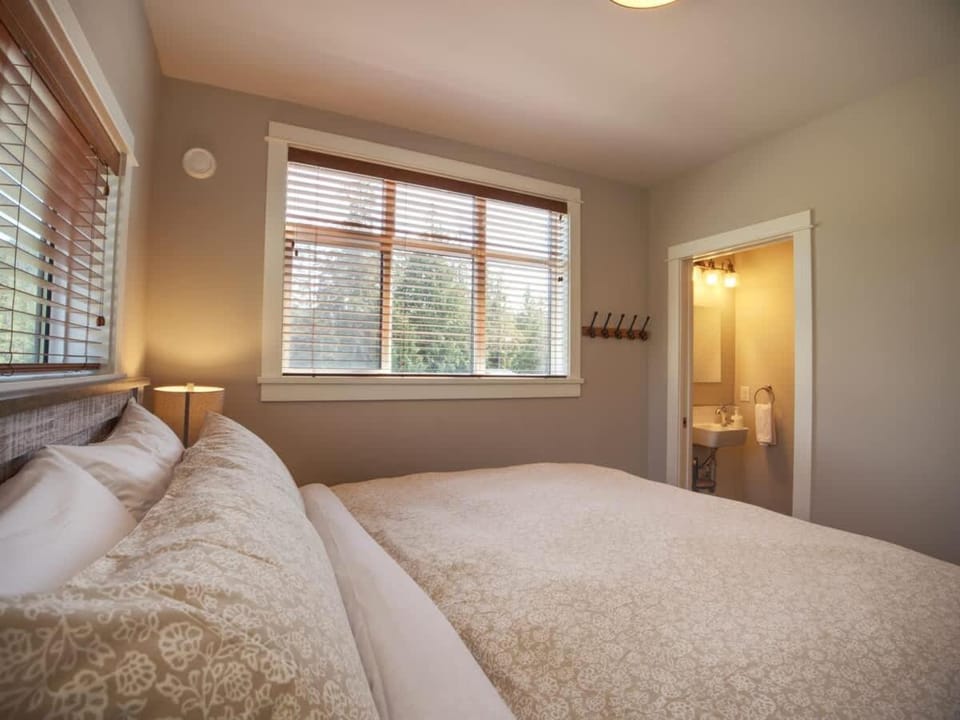 Oceanfront & Amazing Views - Pet Friendly - 2bdrm House in Cowichan Valley