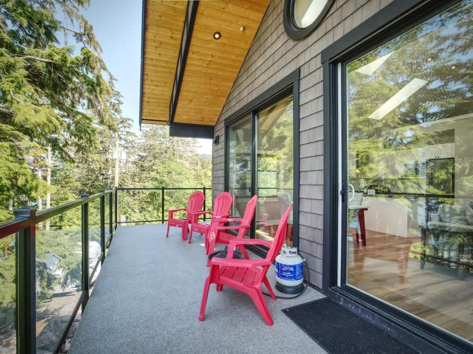 Oceanfront & Amazing Views - Pet Friendly - 2bdrm House in Cowichan Valley
