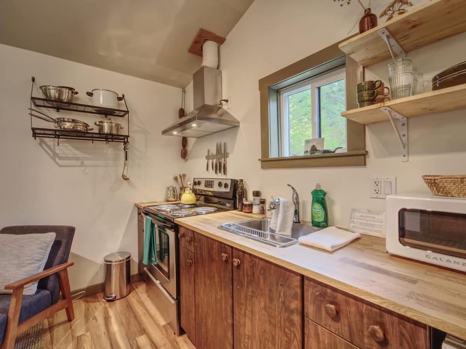 The Rocky Knoll - Garden View - Pet Friendly House in Cowichan Valley