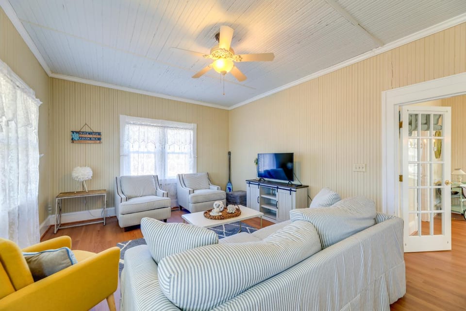 Crystal Coast Family Retreat < 1 Mi to Boat Ramp! House in North Carolina