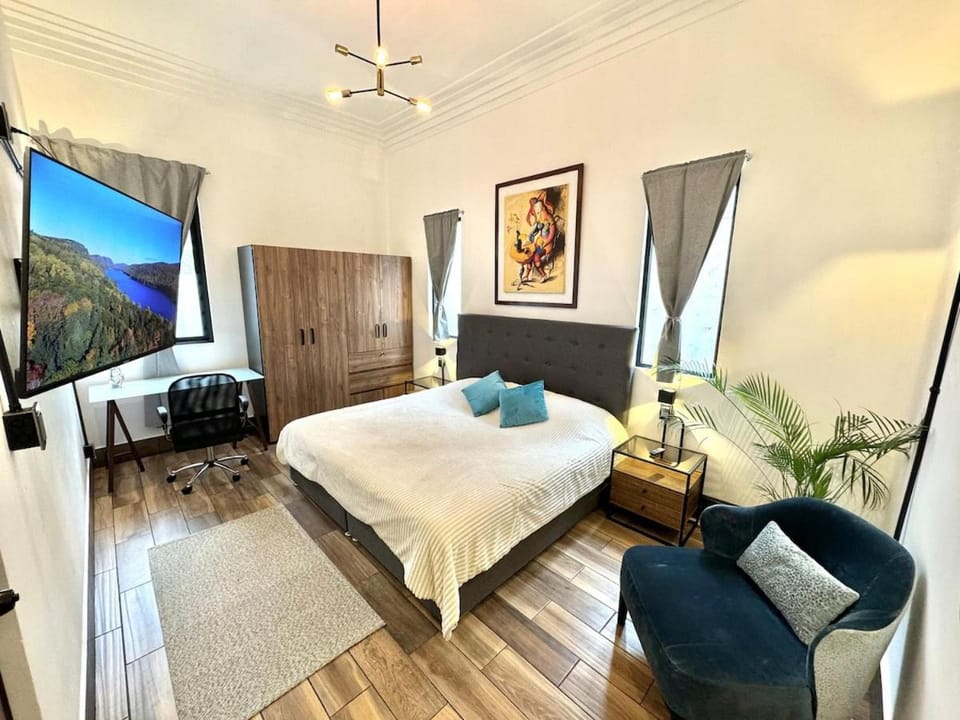 Bedroom, Text overlay