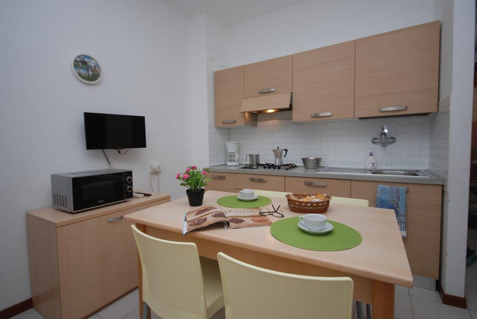 TV and multimedia, Kitchen or kitchenette, Dining area, minibar, stove