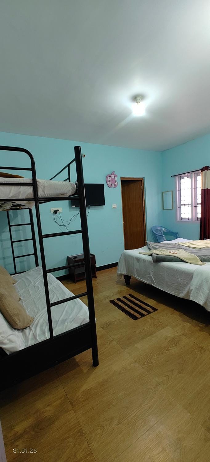 Bedroom, bunk bed