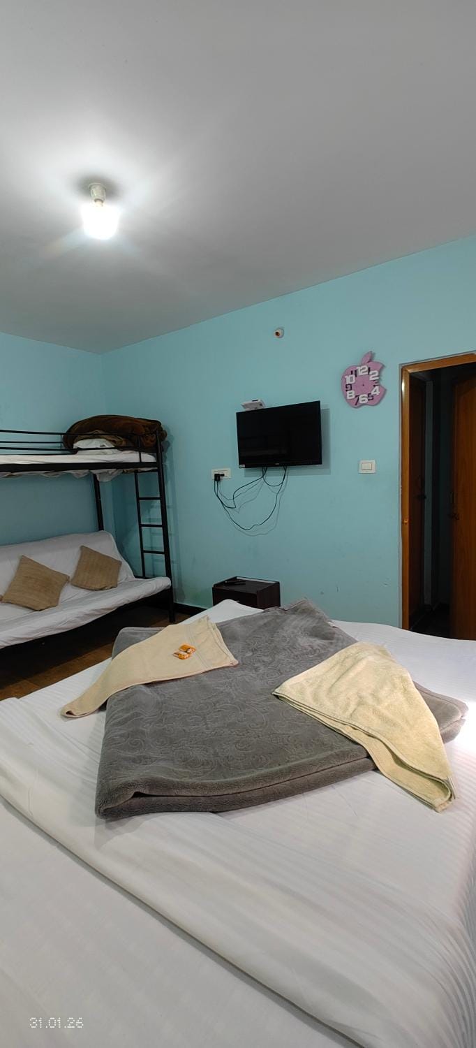 Bed, TV and multimedia, Bedroom, bunk bed, towels