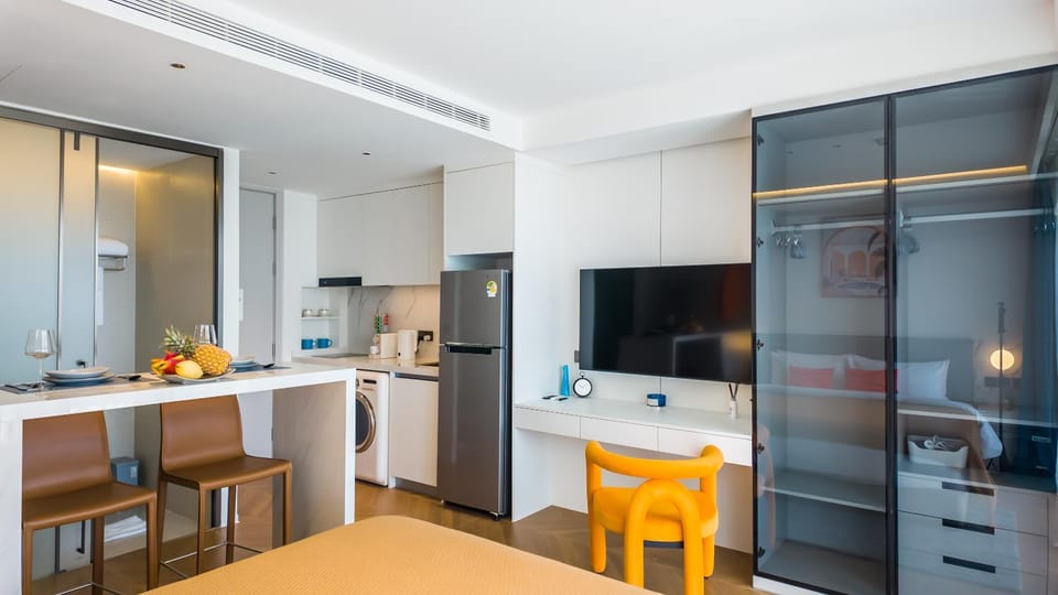 Kitchen or kitchenette, Seating area, Dining area, stove