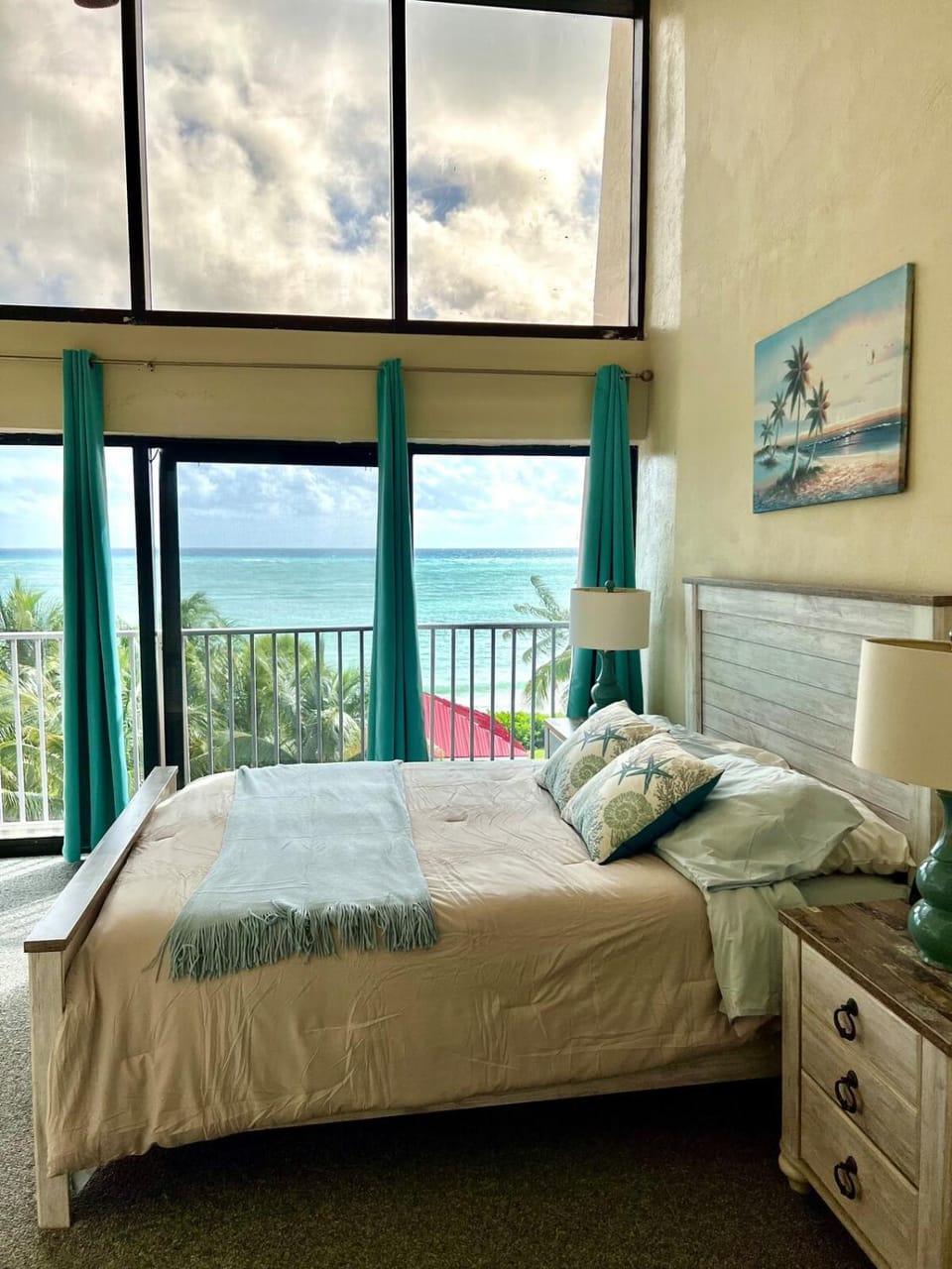 Beachfront 2BR Townhouse with Pool & Ocean View Apartment in Freeport