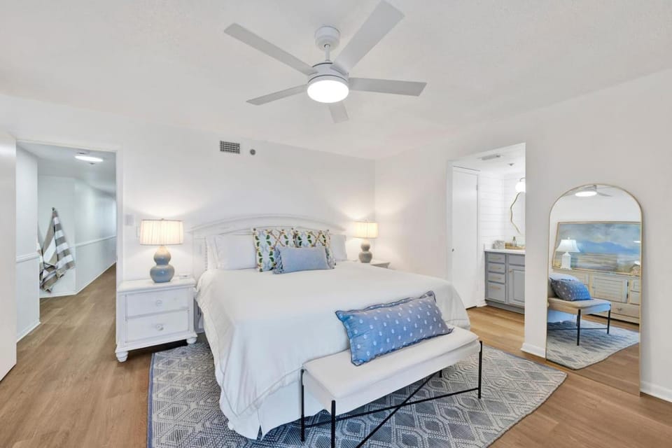 Beachfront 3BR Condo Balcony Pools House in Orange Beach