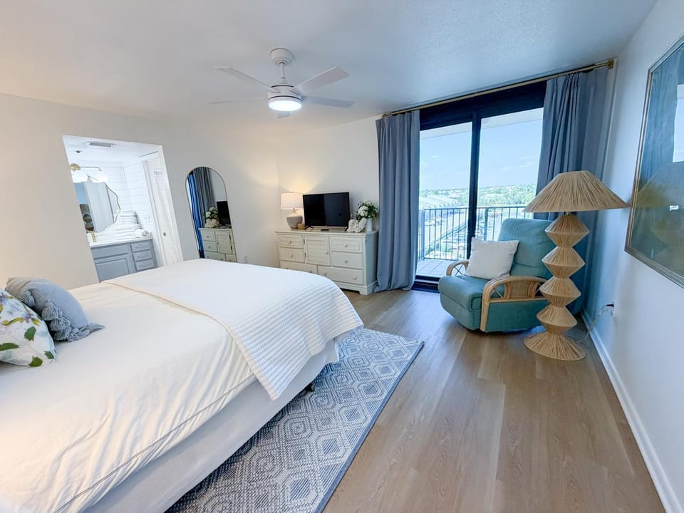 Beachfront 3BR Condo Balcony Pools House in Orange Beach