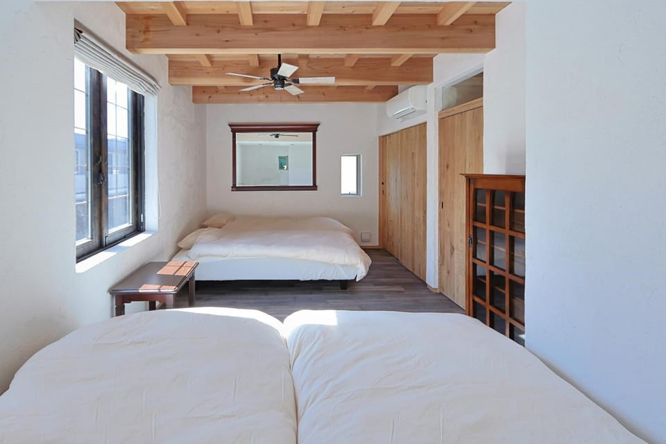 Bed, Day, Photo of the whole room, Bedroom, air conditioner