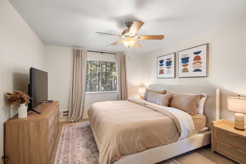 Modern Cabin Escape wGame Room, Huge Deck, WIFI Cabin in Arnold