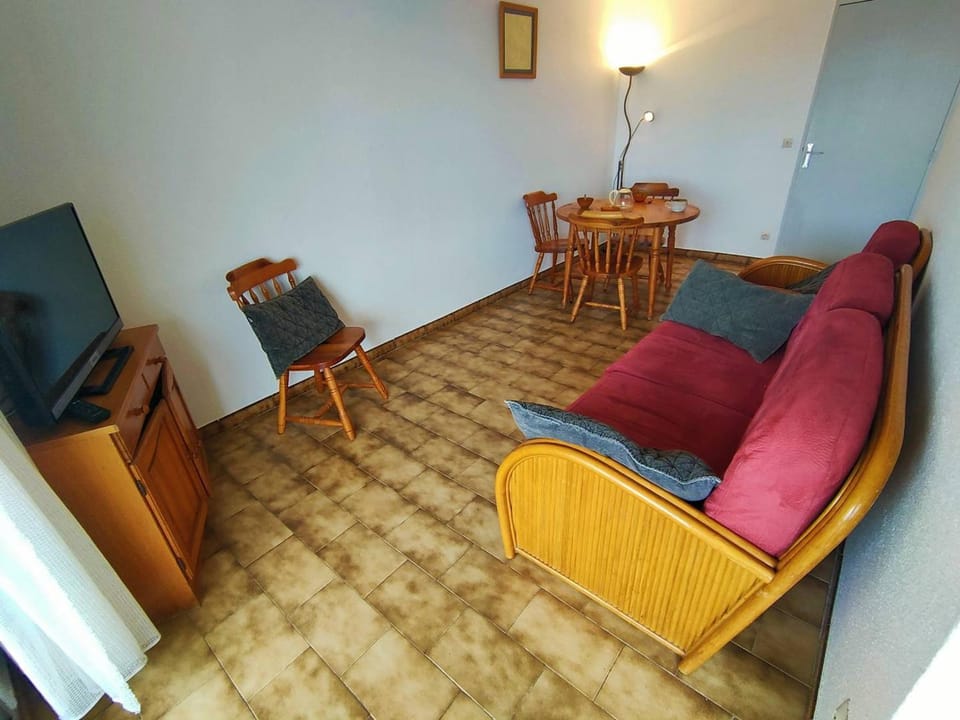 Confortable 2 Pièces à Canet-Plage avec Loggias et Parking - FR-1-696-100 Apartment in Canet-en-Roussillon