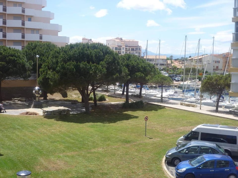 Agréable Appartement 3 Pièces avec Terrasse et Parking à Canet-Port - FR-1-696-114 Apartment in Canet-en-Roussillon
