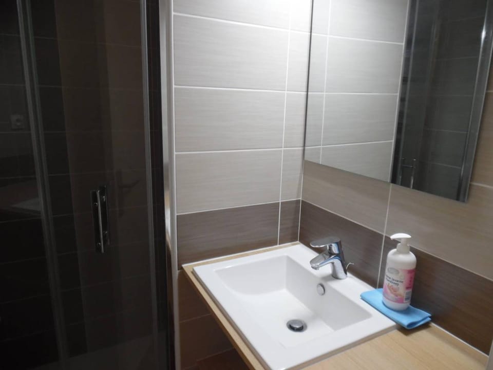 Deux-pièces rénové face à la mer avec parking - FR-1-696-125 Apartment in Canet-en-Roussillon