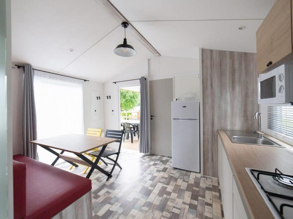 Mobil-home cosy avec terrasse pour 4 pers à Bénodet - API-1-52-1444 Campground/ 
RV Resort in Bénodet