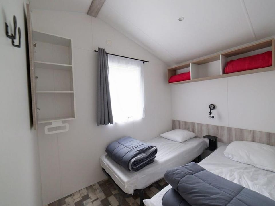 Mobil-home cosy avec terrasse pour 4 pers à Bénodet - API-1-52-1444 Campground/ 
RV Resort in Bénodet