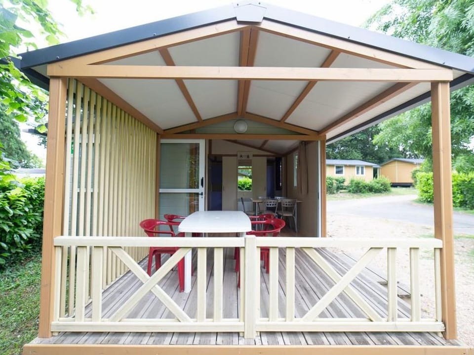 Chalet cosy avec terrasse à Bénodet - API-1-52-1447 Campground/ 
RV Resort in Bénodet