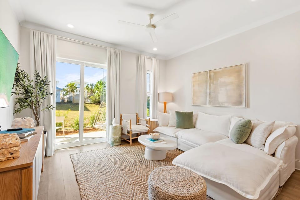 Patio, TV and multimedia, Living room, Seating area, Garden view