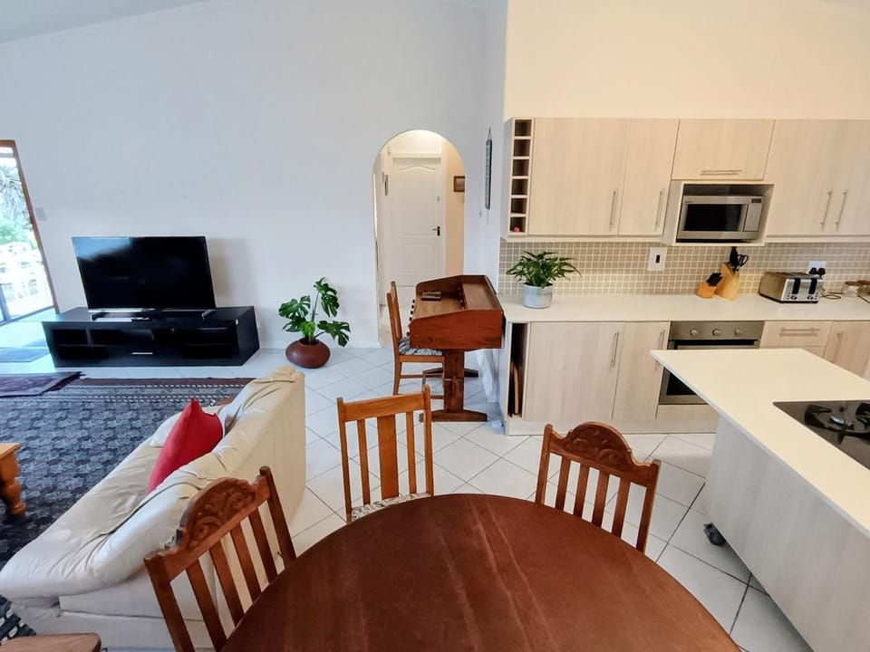 TV and multimedia, Kitchen or kitchenette, Living room, Seating area, Dining area, dishwasher, oven, stove, toaster