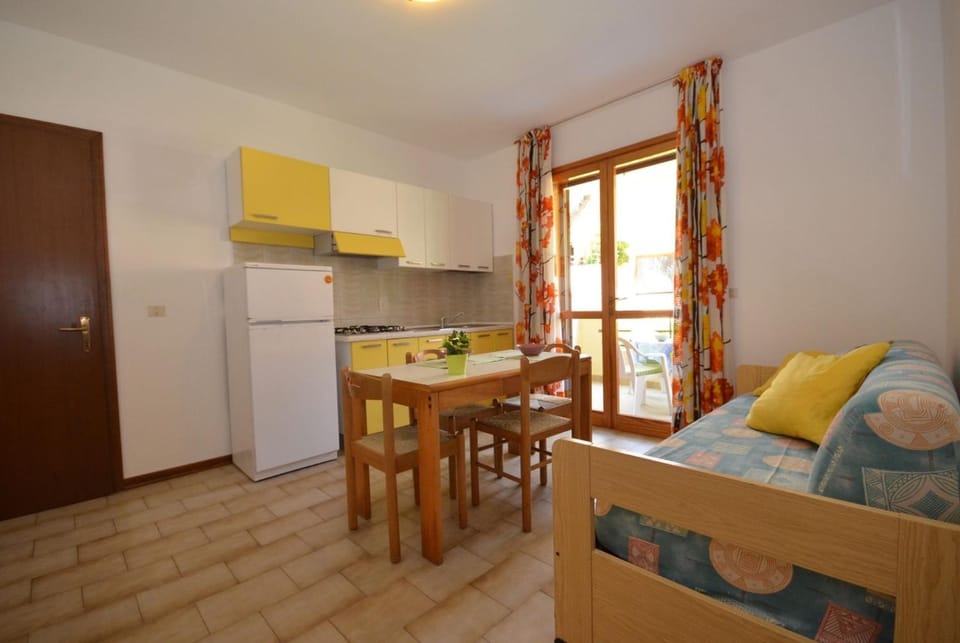 Kitchen or kitchenette, Dining area, stove