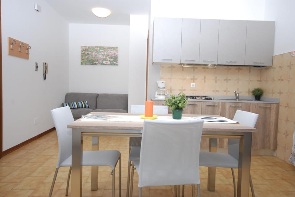 Kitchen or kitchenette, Dining area, stove