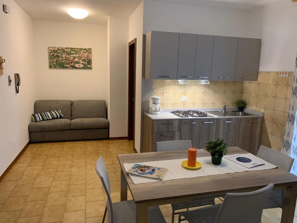 Kitchen or kitchenette, Dining area, stove