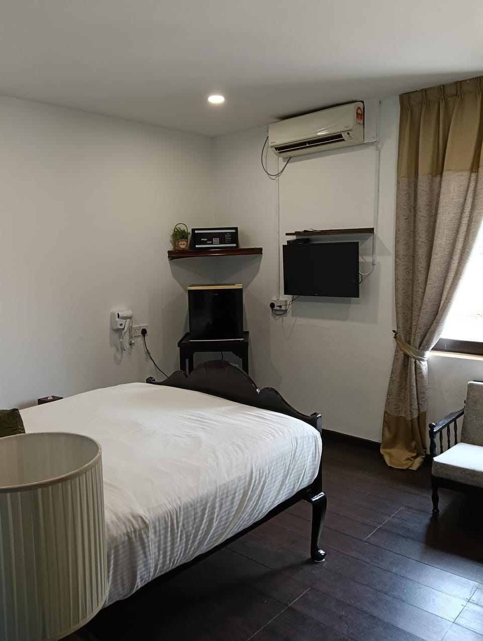 Communal lounge/ TV room, Bed, TV and multimedia, Photo of the whole room, Evening entertainment, Bedroom, hair dresser, air conditioner