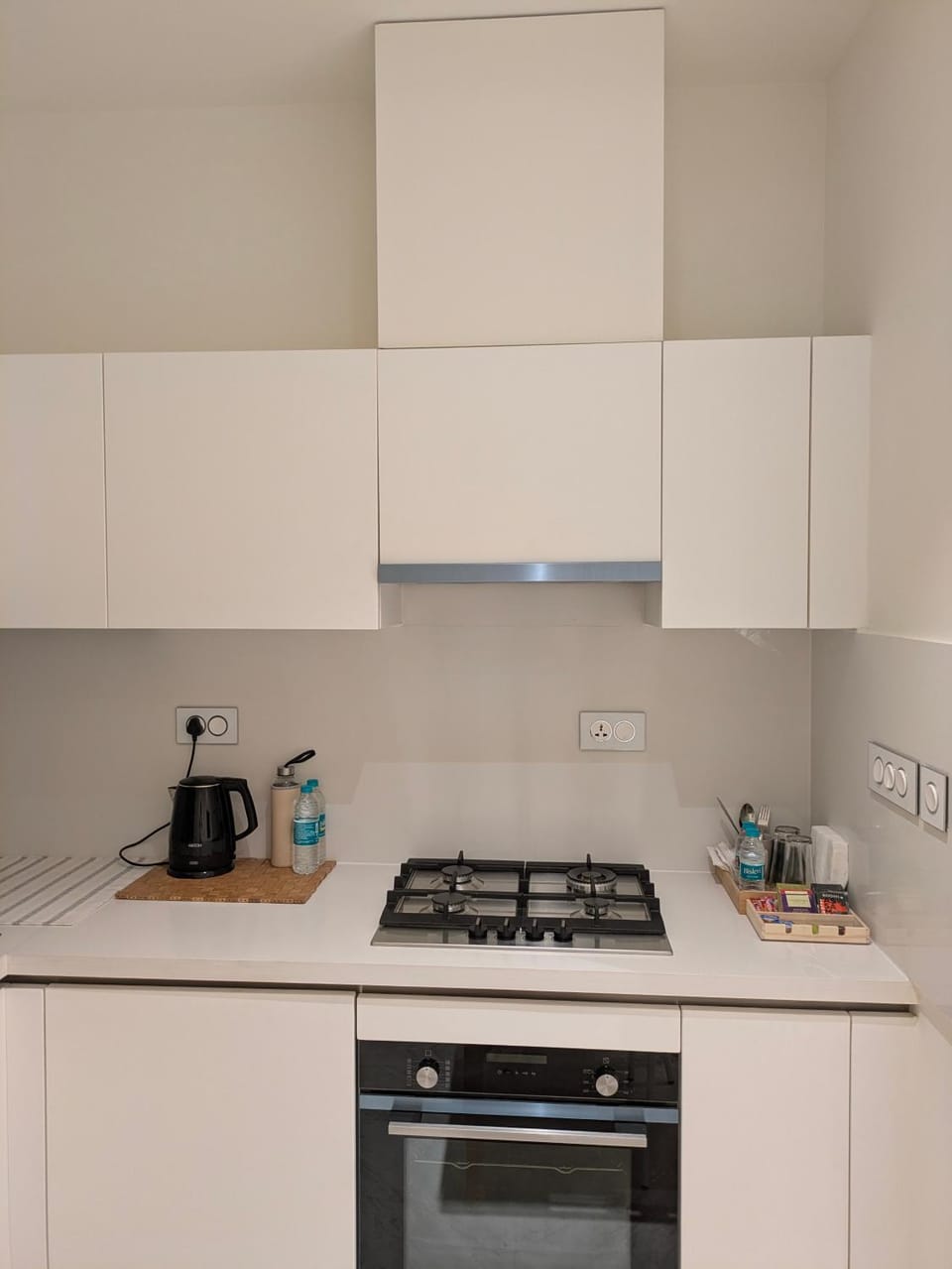 Coffee/tea facilities, Kitchen or kitchenette, stove
