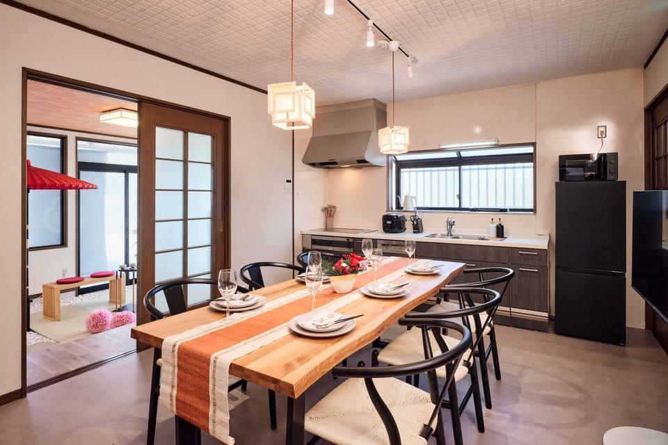Kitchen or kitchenette, Dining area