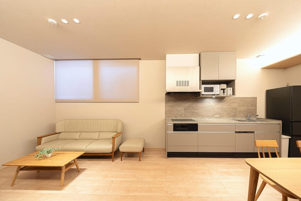 Coffee/tea facilities, Kitchen or kitchenette, Living room, Seating area, Dining area, dishwasher, stove, toaster