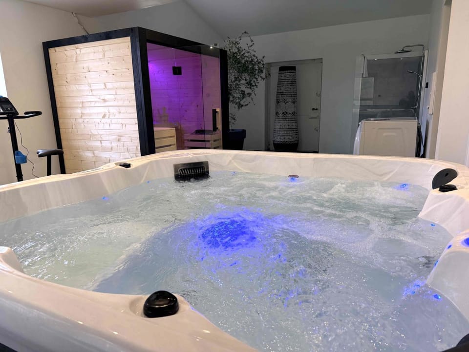 Shower, Hot Tub, Sauna, Spa and wellness centre/facilities