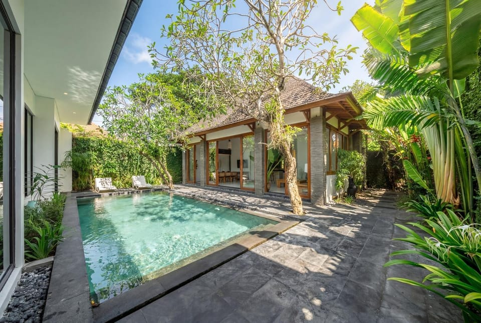 Property building, Garden, Swimming pool