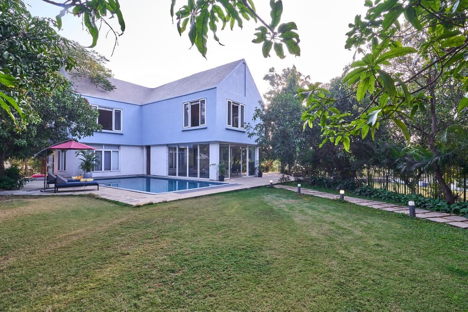Property building, Day, Natural landscape, Garden, Pool view
