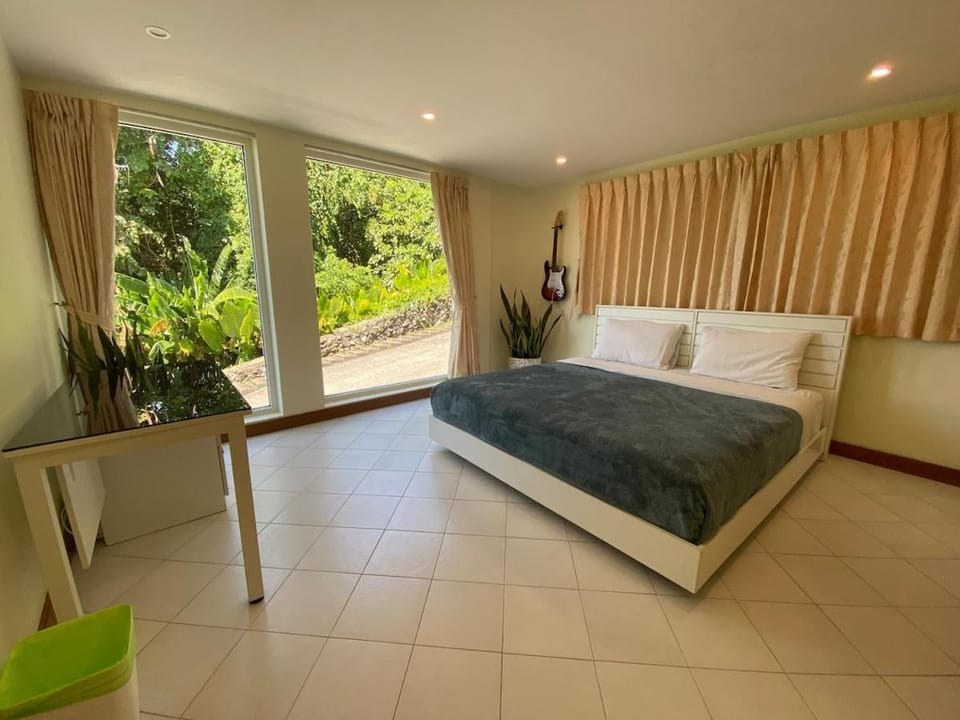 Andaman hill pool Seaview three bedroom House in Patong