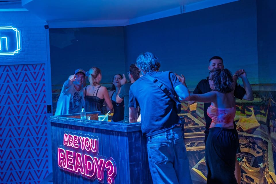 People, Nightclub / DJ, On site, group of guests